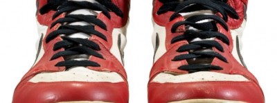 乔丹当年扣碎篮板的那双鞋拍出61.5万美元，创球鞋拍卖历史最高记录